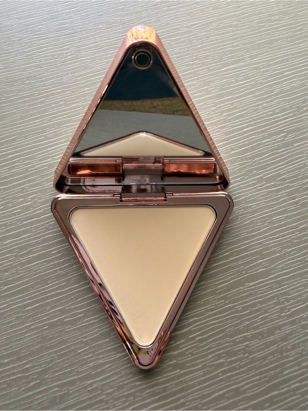LYS Translucent Setting Powder & Compact Mirror - Picture 3 of 3